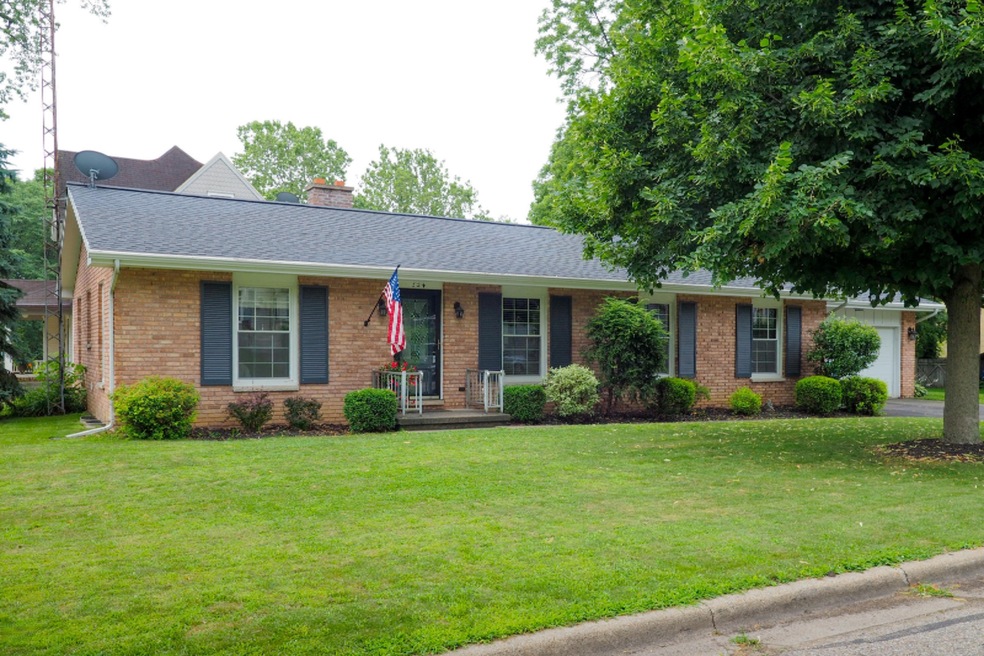 524 E Prospect St, Marshall, MI 49068 - photo 1