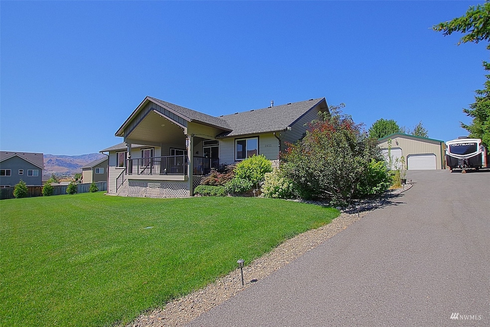 1811 6th St SE, East Wenatchee, WA 98802 - photo 1