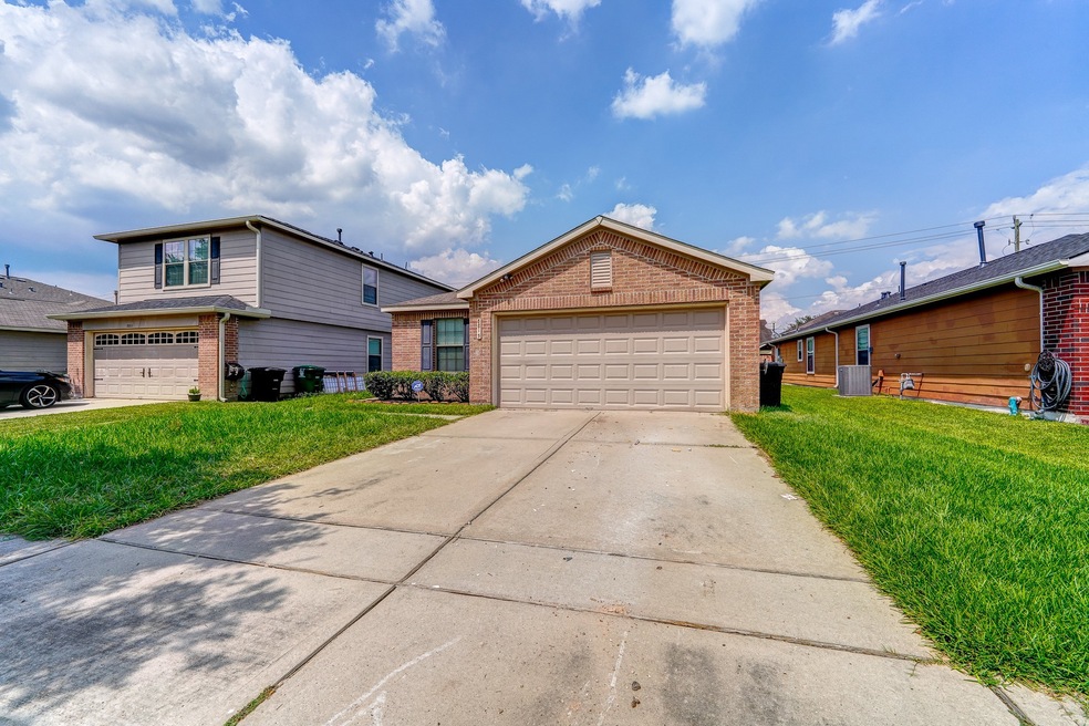 8815 Summerset Meadow Ct, Houston, TX 77075 - photo 1