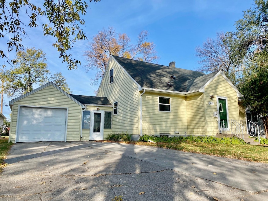 914 S 11th St, Grand Forks, ND 58201 - photo 1