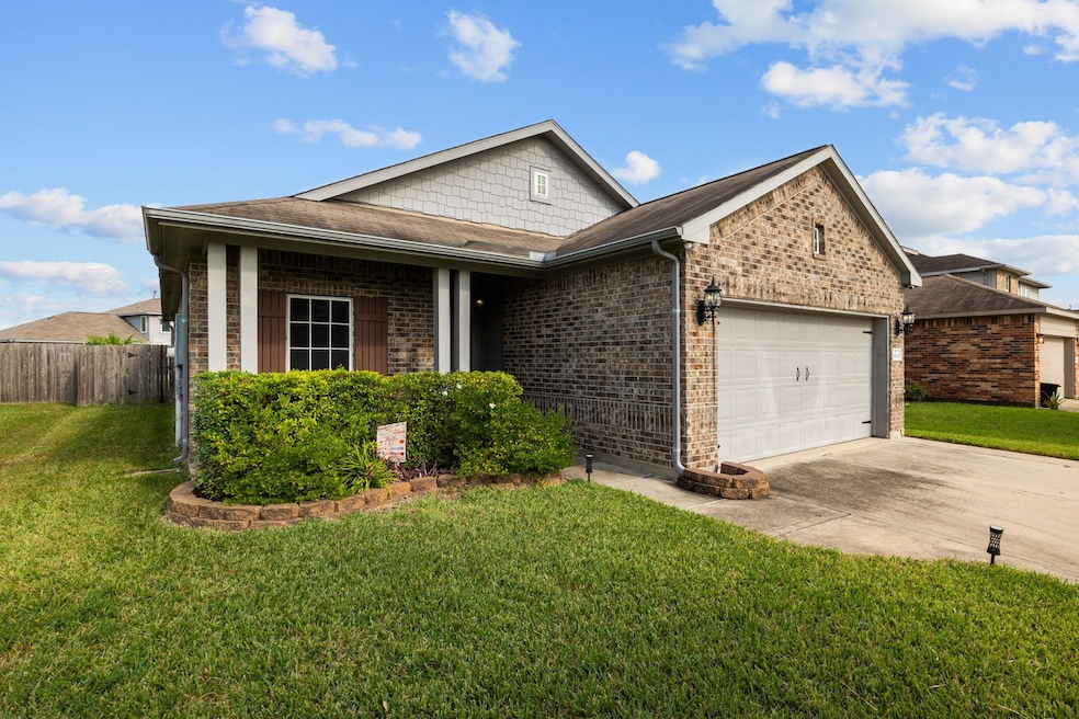 2804 Ruby Dr, Texas City, TX 77591 - photo 1