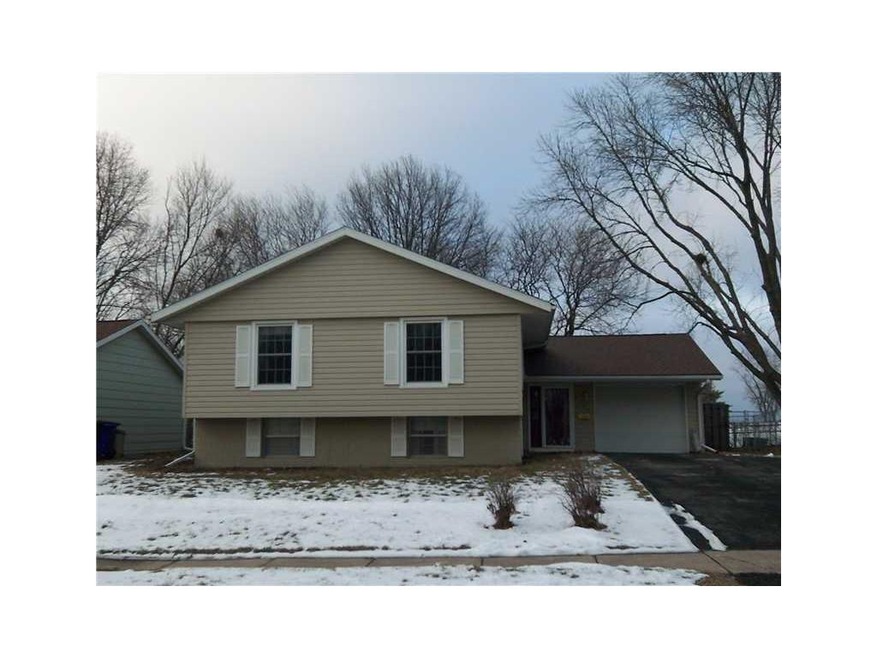Front Exterior. Spacious L-foyer with vinyl siding