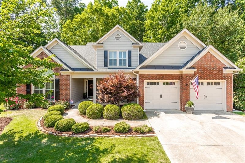 STUNNING MASTER ON MAIN NESTLED ON AMAZING CUL-DE-
