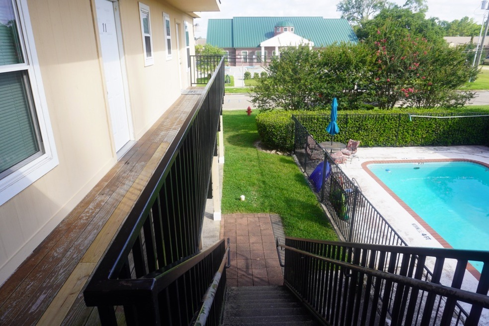 107 E Willowick Ave unit 11, Friendswood, TX 77546 - photo 1