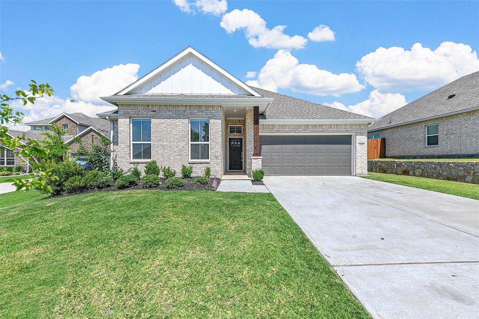 View of front facade featuring a front yard and a 