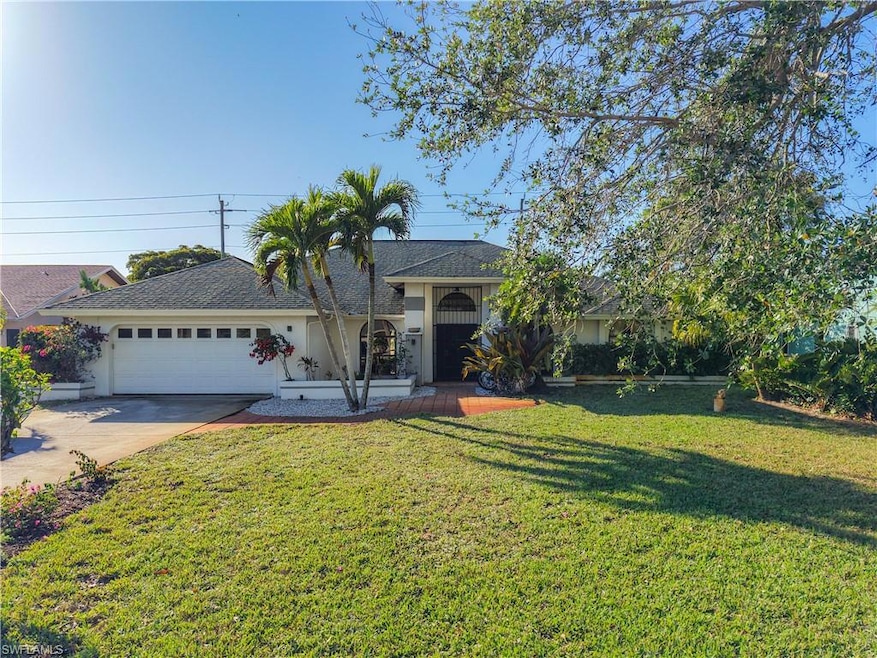 Ranch-style house featuring a garage and a front l