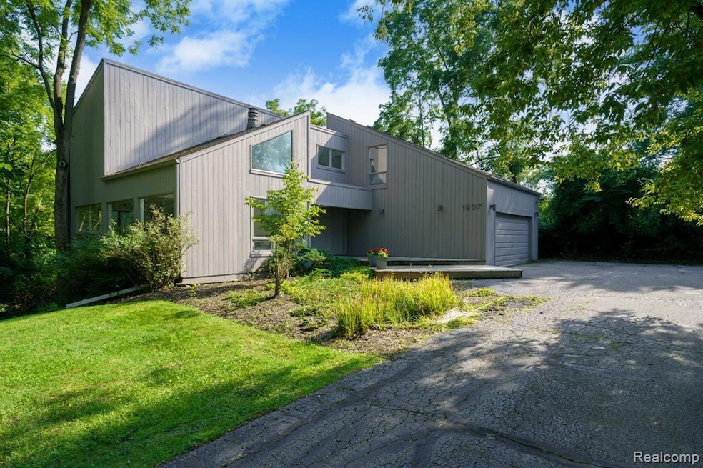 1907 Raymond Place, Bloomfield Hills, MI 48302 - photo 1