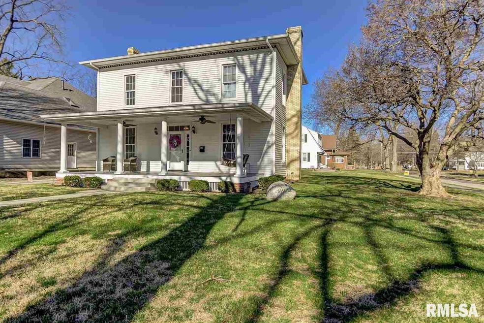 525 College Ave, Lincoln, IL 62656 - photo 1