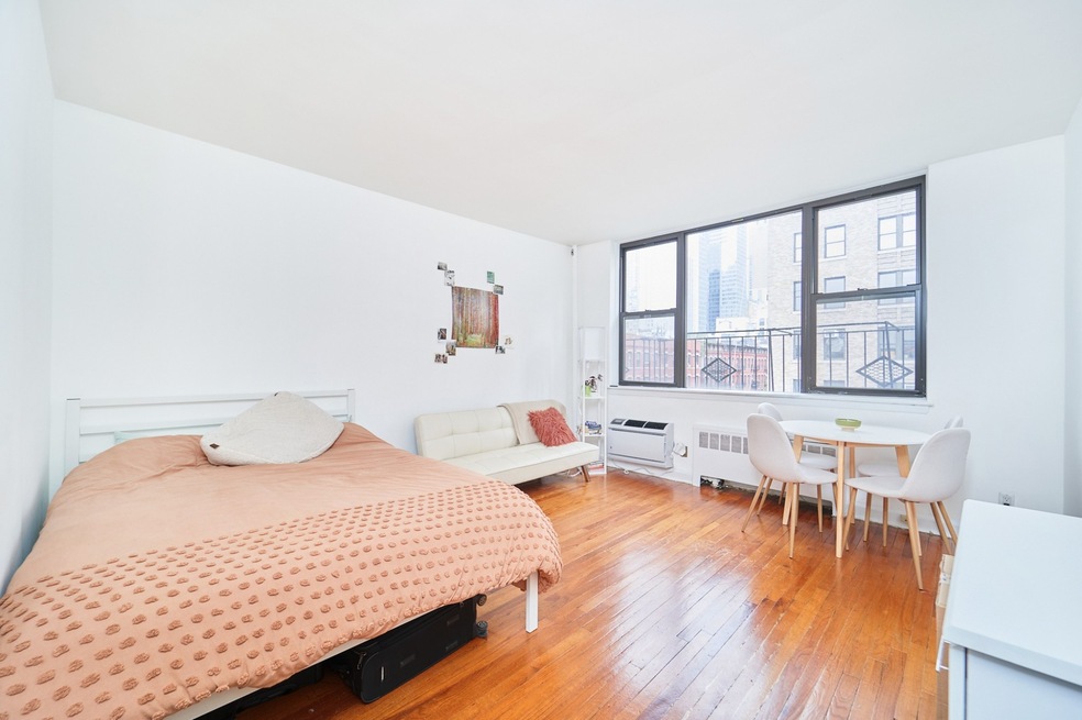 400 W 45th St unit 3 D, New York, NY 10036 - photo 1