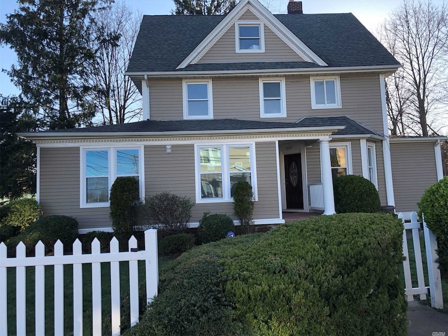 404 Pearsall Ave unit 2nd Fl, Cedarhurst, NY 11516 - photo 1