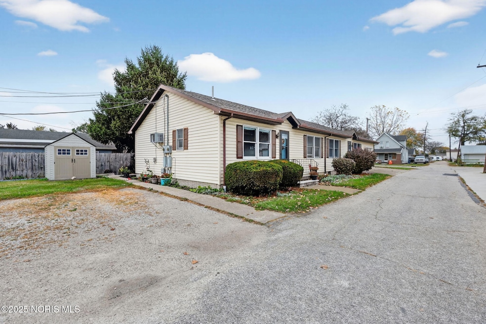 101 W Perry St, Walbridge, OH 43465 - photo 1