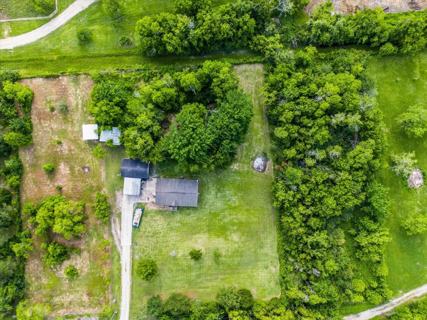 555 Avenue J, Alvin, TX 77511 - photo 1