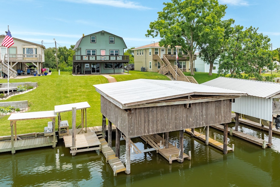 Welcome to your canal-front retreat!