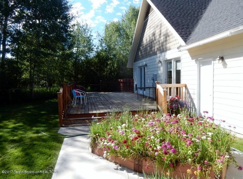 Back deck garden