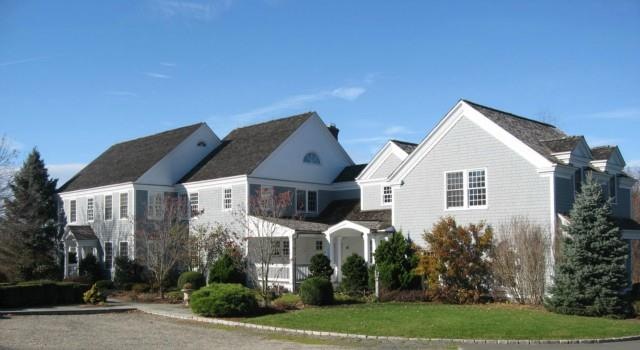Beautiful Nantucket stlye colonial full front view