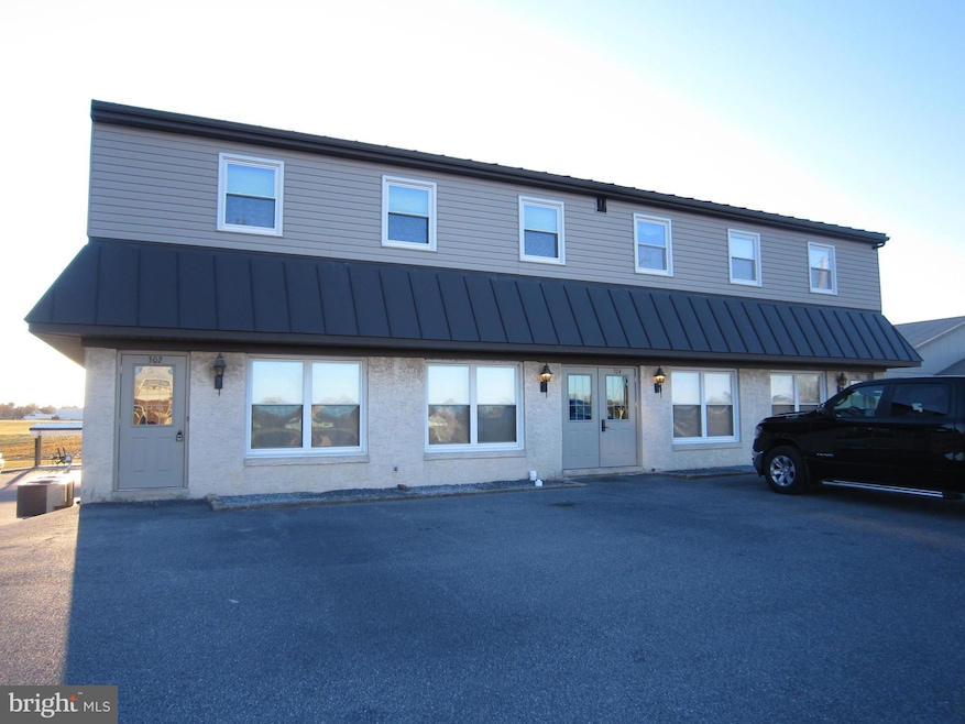 304 N Hoover Ave unit B, New Holland, PA 17557 - photo 1
