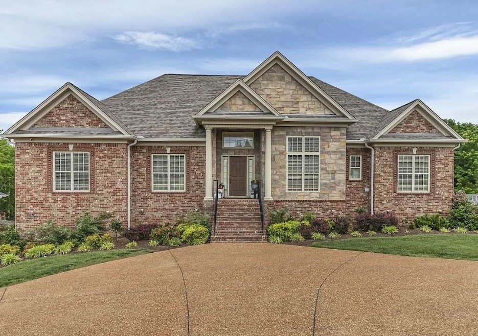 Sold $800,000 • Co-Listing Agent