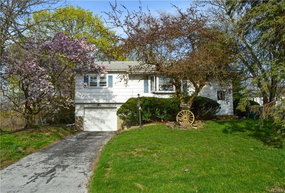 7 Majestic Ct, Newburgh, NY 12550 - photo 1