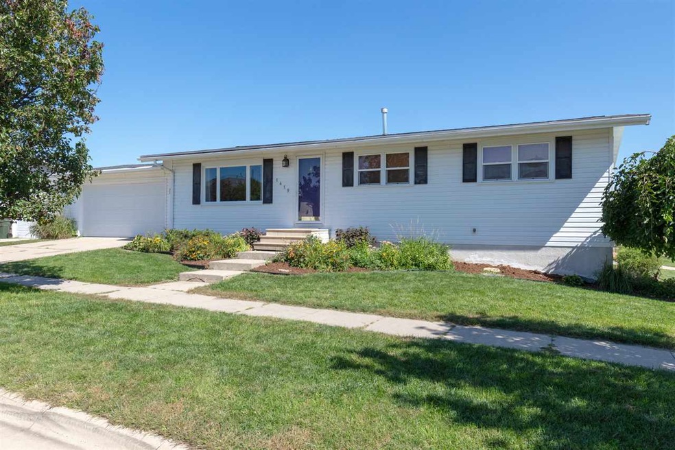 1419 Aspen Dr, Waterloo, IA 50701 - photo 1