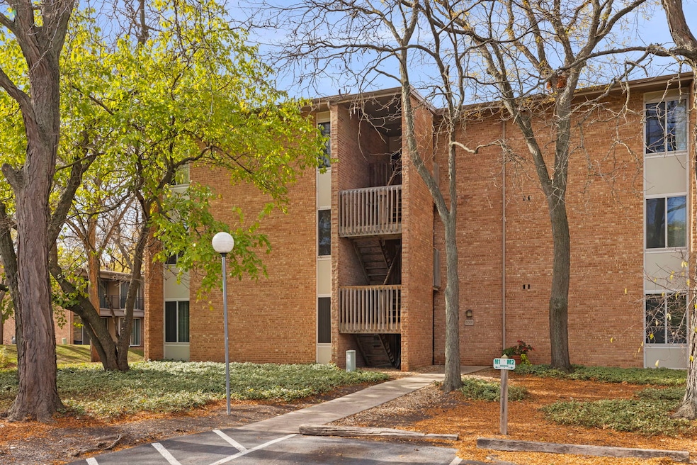 6008 E Lake Dr unit 1A, Lisle, IL 60532 - photo 1