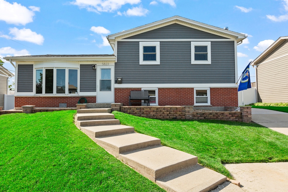 5823 Stuart Ln, Oak Forest, IL 60452 - photo 1