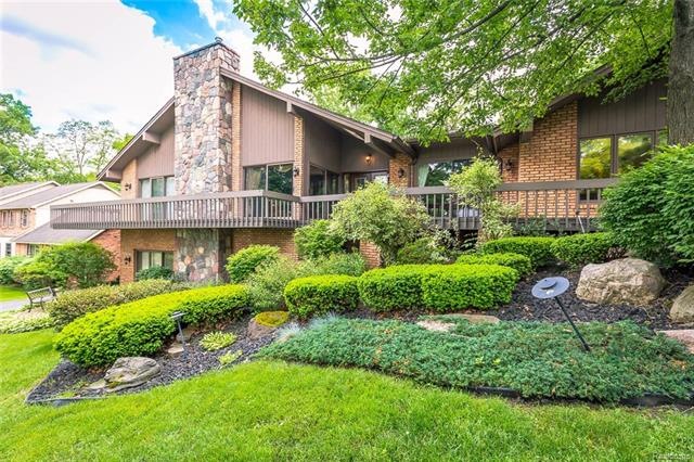Over 6000 Square Feet of Fantastic Custom Living
