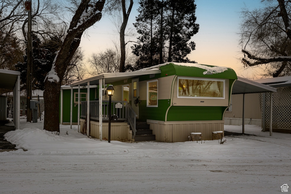 Manufactured / mobile home featuring a carport