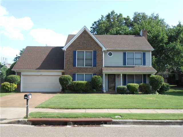 Exterior is brick and vinyl siding..Cove lot..Fron