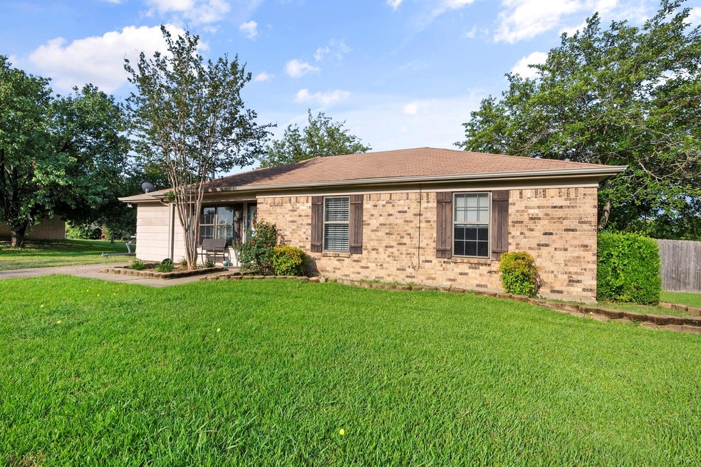 1029 Hidden Hills Dr, Corsicana, TX 75110 - photo 1