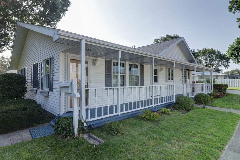805 E Pinzon St, Tuscola, IL 61953 - photo 1