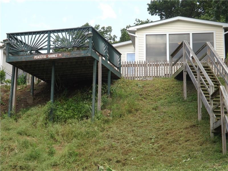 Steps that lead to the lower level.