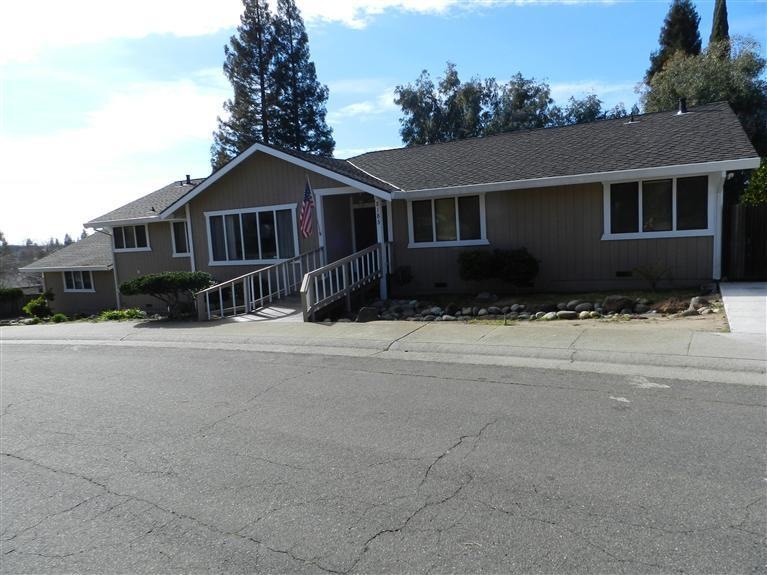 Ranch style home with 4 bedrooms, 2 full and 1 hal