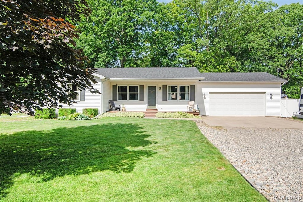 802 Mack Ct, Lennon, MI 48449 - photo 1