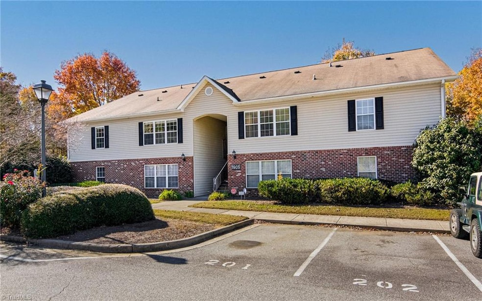 1905 Crest Hollow Dr unit 101, Winston Salem, NC 27127 - photo 1