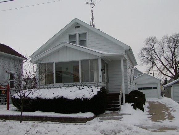 413 W 8th Ave, Oshkosh, WI 54902 - photo 1
