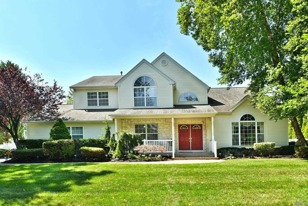 3 Weeping Cherry Ln, ComMacK, NY 11725 - photo 1