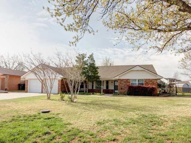 12017 Camelot Ct, Oklahoma City, OK 73120 - photo 1