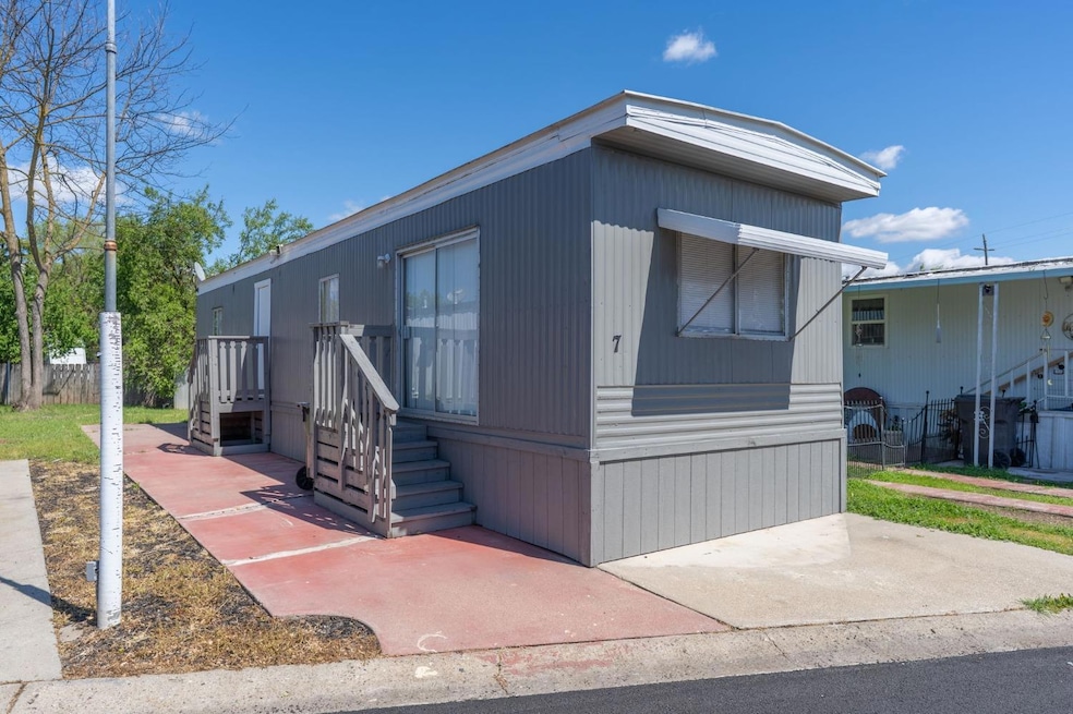 5835 Cherokee Rd unit 7, Stockton, CA 95215 - photo 1