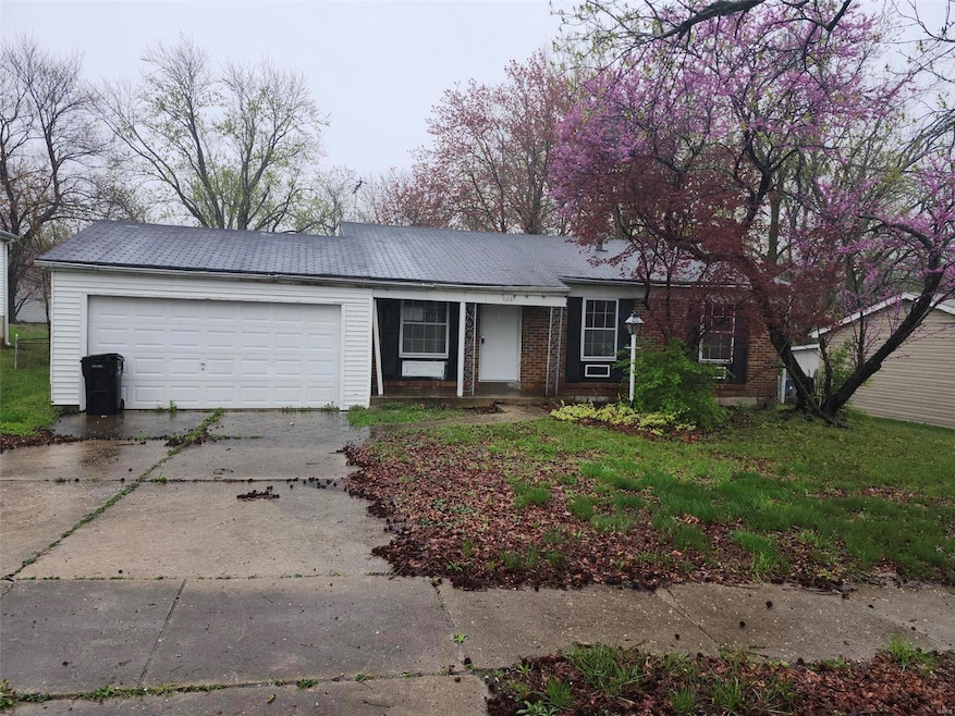 6081 Silver Fox Dr, Florissant, MO 63034 - photo 1