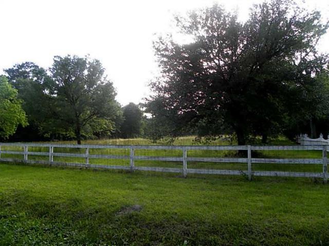 Photo. Country Setting in the City ! This is a Rar