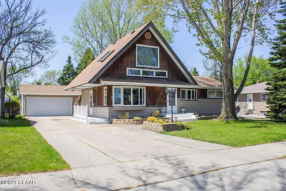 1514 S 16th St, Grand Forks, ND 58201 - photo 1