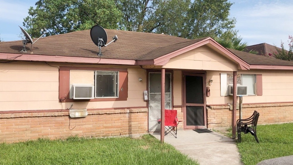 8010 Roswell St unit 3, Houston, TX 77022 - photo 1