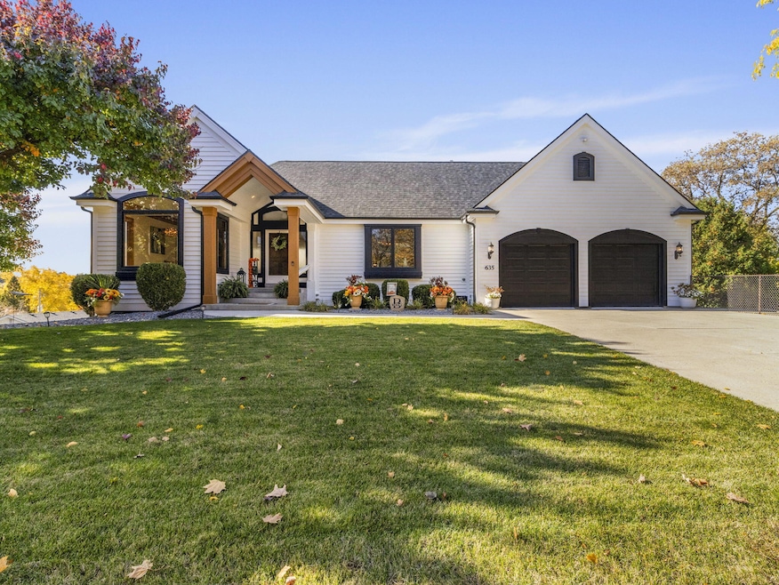 635 W Pierre Ln, Port Washington, WI 53074 - photo 1