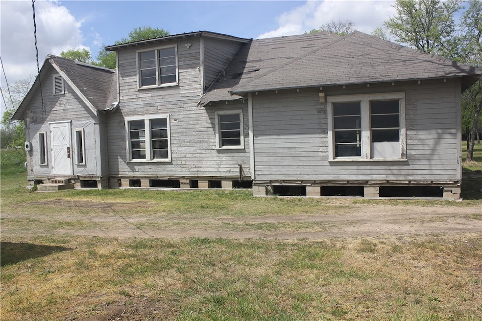 212 E Loop 340 Loop, Bellmead, TX 76705 - photo 1