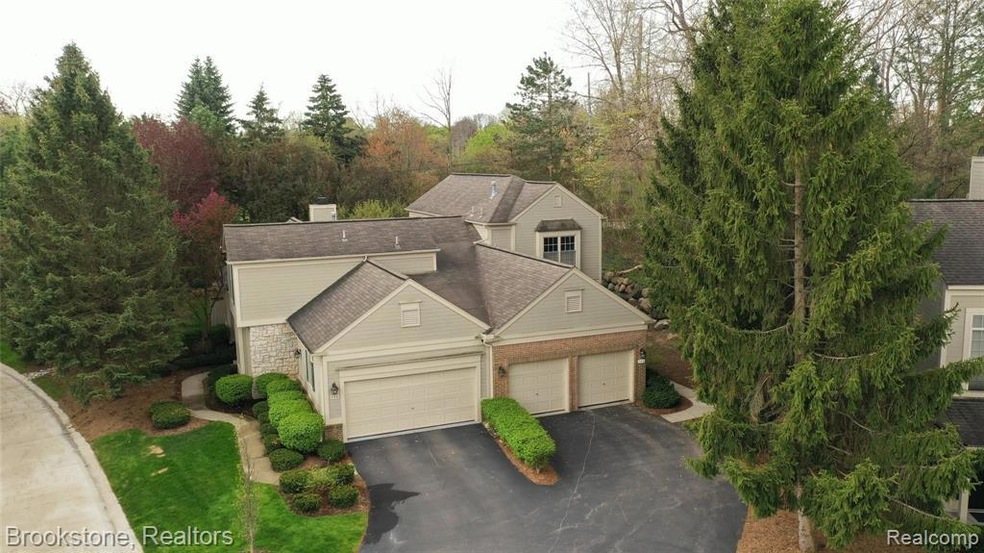 546 Newburne Pointe unit Q1, Bloomfield Hills, MI 48304 - photo 1