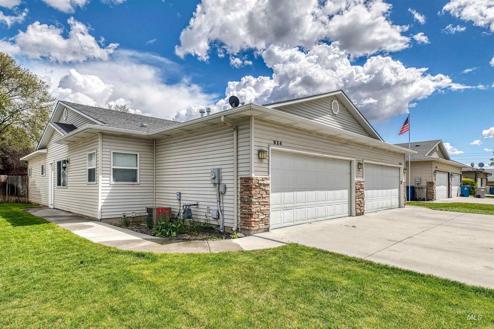 924 S Diamond St, Nampa, ID 83686 - photo 1
