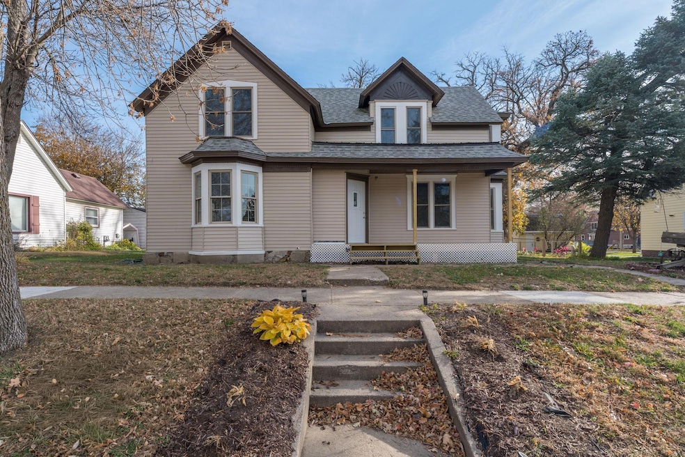 212 N Murphy St, Lake Crystal, MN 56055 - photo 1