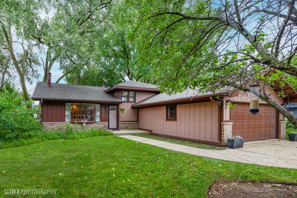 813 Menominee Dr, Lake In the Hills, IL 60156 - photo 1