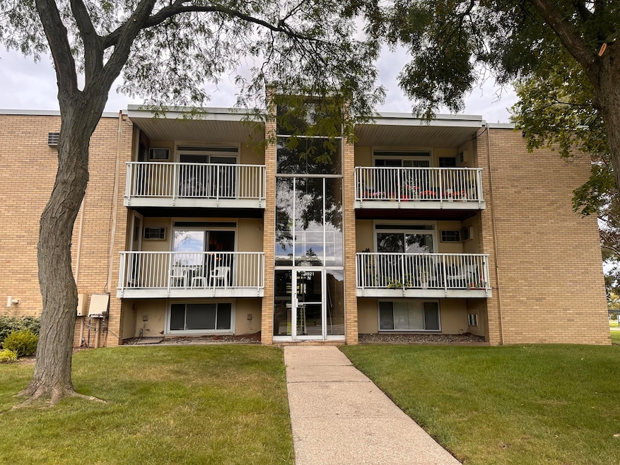 4921 N Crooks Rd unit N-10, Royal Oak, MI 48073 - photo 1