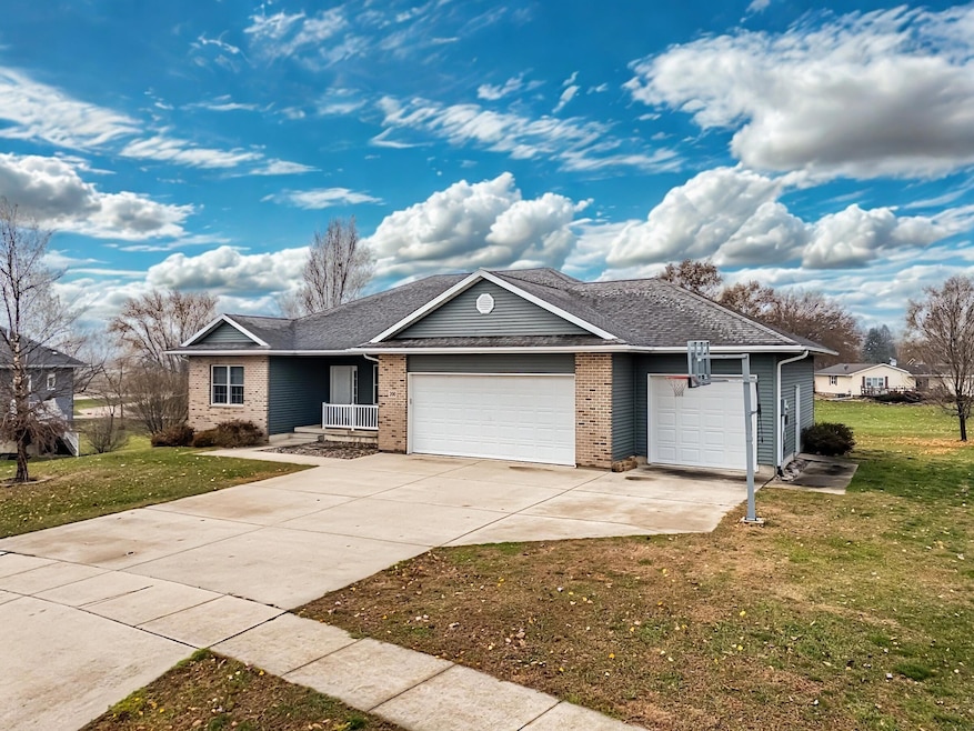 200 Pheasant Ln, Hudson, IA 50643 - photo 1